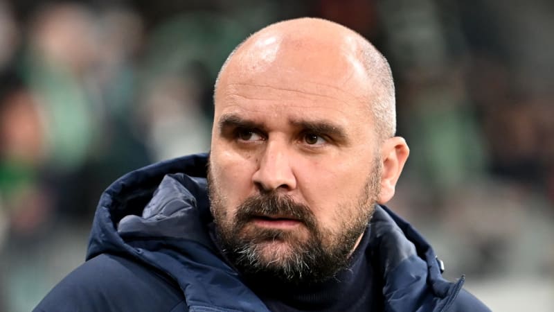 Fotbalisté v šoku: 44letý trenér zemřel v Srbsku během prvoligového zápasu