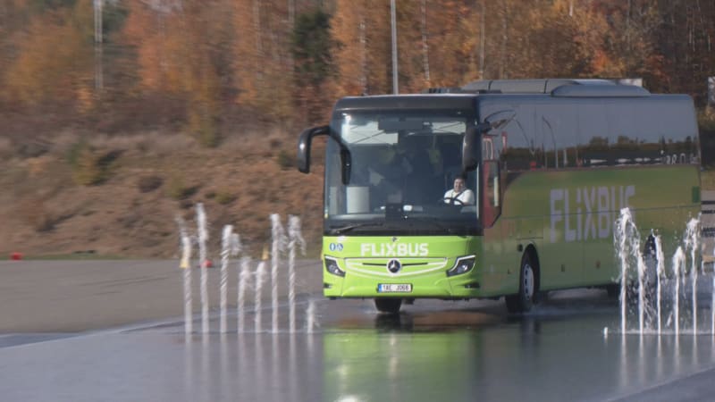 Mnohatunový kolos ve smyku. Řidiči autobusů trénovali kritické manévry, podívejte se na záběry