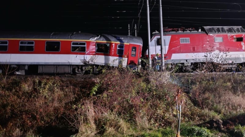 Železniční neštěstí: U Bratislavy se srazily dva vlaky. Zranily se desítky lidí