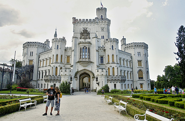 Turistů na jihu Čech v létě přibylo, včetně Asijců. Pomohlo klidnější počasí