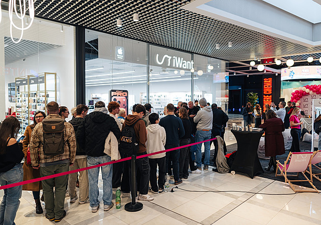 Pět set lidí ve frontě. Karlovaráci vzali otevření prodejny Applu útokem