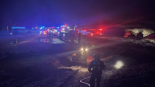 Na skládce u Litvínova opět hořela štěpka, 
hasiči rozhrabují hromady