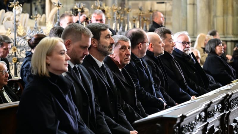 Lidé se loučí s Dukou. Na Hrad přišli Zeman, Klaus, Bohdalová, Babiš či prezident Pavel