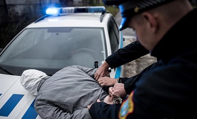 Párek recidivistů přepadával lidi v ulicích Hradce. Muže kvůli peněžence i zmlátili