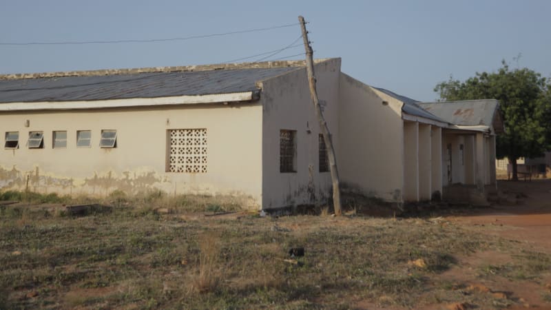 Ze školy unesli 25 dívek a jejich učitele zabili. Nigerijské ozbrojence hledá policie