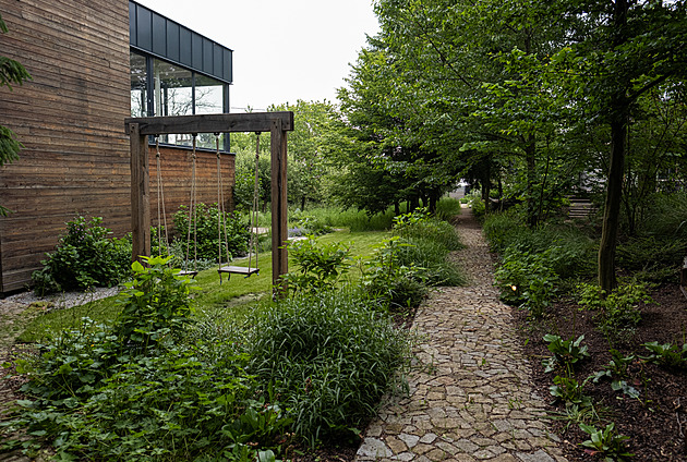 Snová lesní zahrada, v níž se Tomášovi a Tamaře Klusovým ztrácejí návštěvy