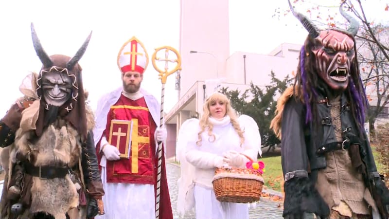 Strašit, nebo ne? Mikuláš a čerti vyrazili do ulic. Psycholožka varuje před negativními dopady