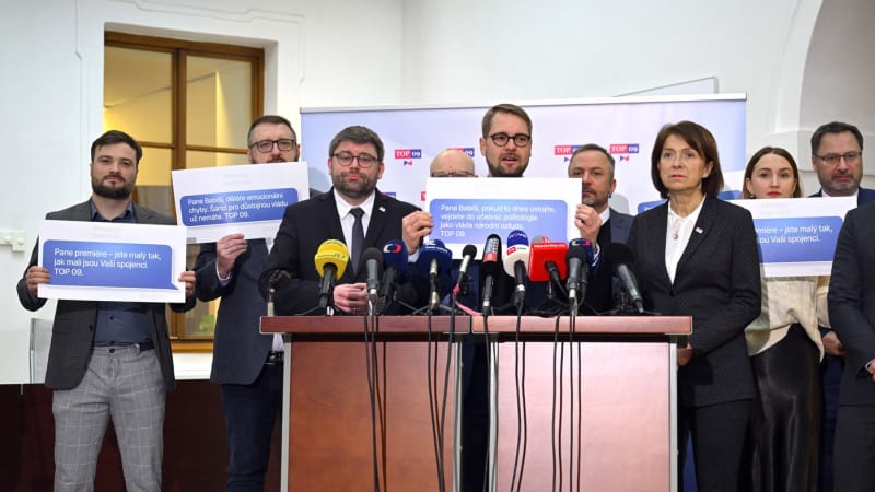 Chaos jako za covidu, hřímá opozice. Chce vědět, jak vláda zajistí návrat Čechů z ciziny