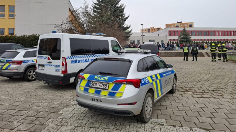 Hrozba na škole v Liberci: Zasahuje policie, probíhá evakuace. Někdo nahlásil bombu