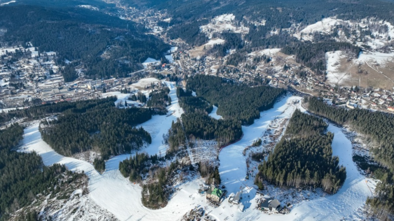 Tragédie na sjezdovce v Jizerských horách: Mladý muž nepřežil náraz do stromu