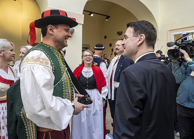 Poslanci dali šanci návrhu, který má zpřísnit pravidla pro sociální sítě