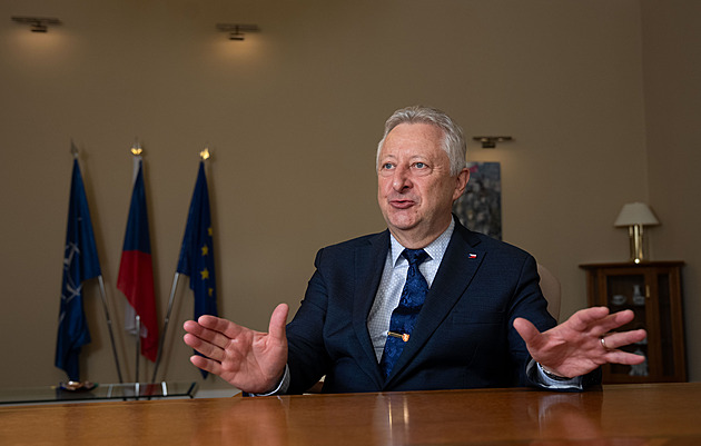 Návrat totality, roubík pro prezidenta Pavla. Opozice volá po pádu Zůny