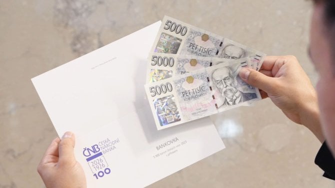 ČNB vydala speciální pětitisícovku, která pobláznila celé Česko. Lidé kvůli ní čekají i 14 hodin ve frontě