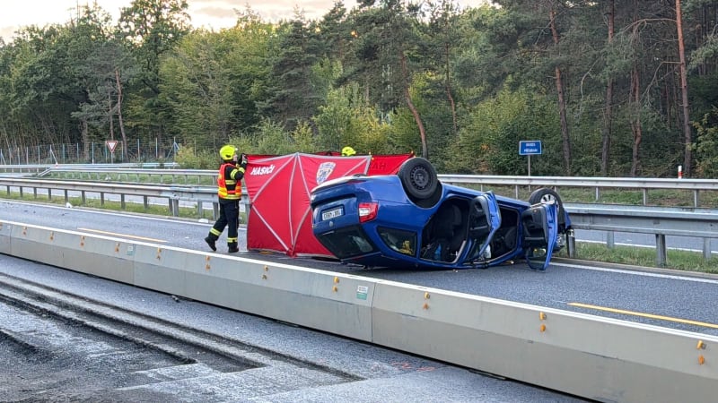 Auto na dálnici D4 narazilo do svodidel a skončilo na střeše: Jeden mrtvý a dva zranění
