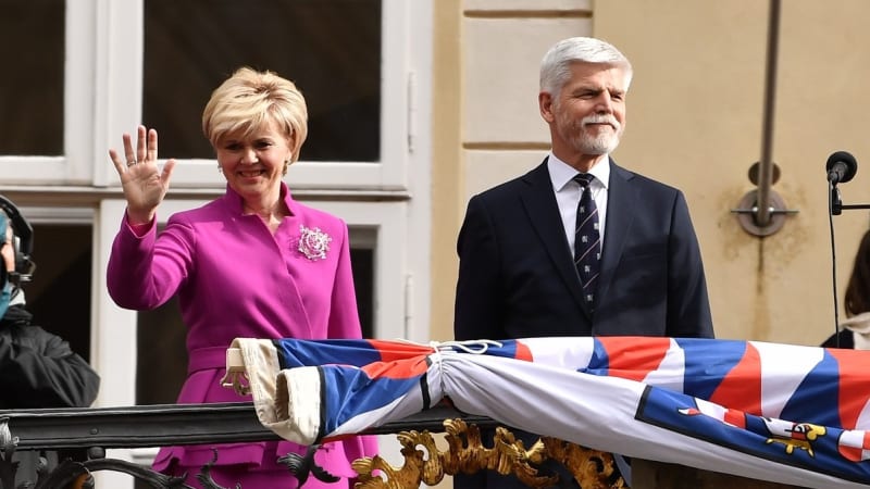 KOMENTÁŘ: Od Diora k dovolené na motorce: Za politické pády často může banalita