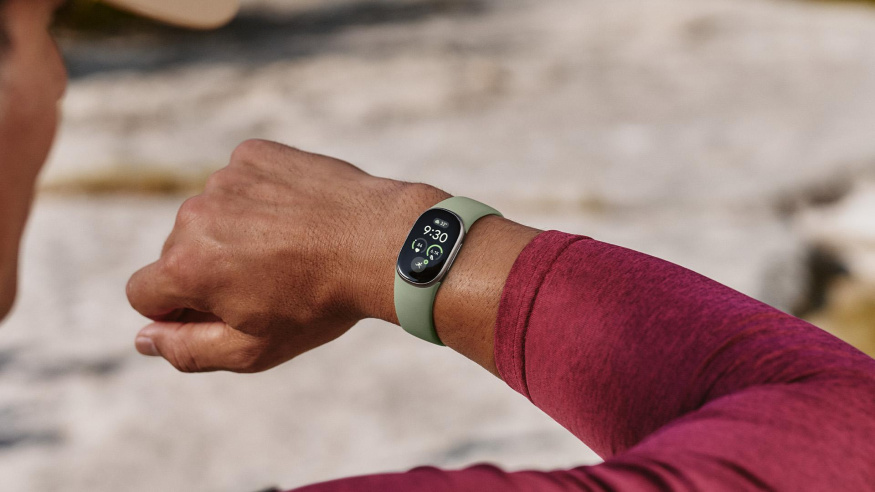 Fitbit Edge je tu: lehký náramek s displejem, GPS a celotýdenní výdrží