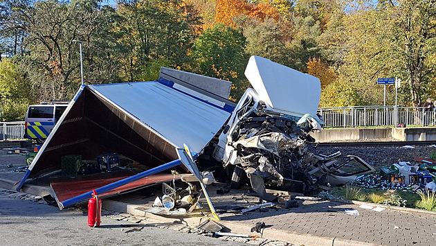 Vlak na přejezdu zdemoloval nákladní auto, řidič má zlomené oba kotníky
