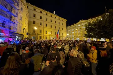 Lidé před sněmovnou protestují proti záměru zrušit poplatky za ČT a ČRo