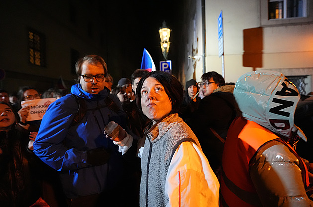Desítky demonstrantů chtěly vniknout do Sněmovny. Pak skoro letěla první kostka
